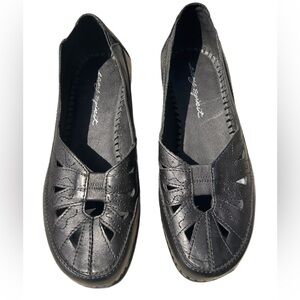 Easy Spirit Black Leather Cutout Slip-On Flats fits like a 7